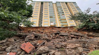 Trabzonda gece çöken istinat duvarı site sakinlerini korkuttu