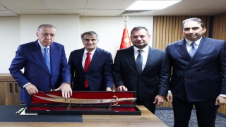 Trabzonspordan Cumhurbaşkanı Erdoğana Sürmene kılıcı hediyesi