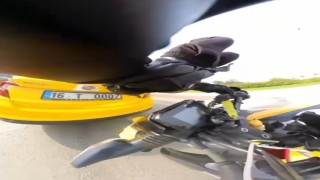 Trafiğin sıkıştığını görmeyen motosikletli, önünde duran taksiye çarptı