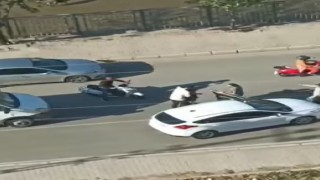 Trafikte yol verme kavgası: Birbirlerine yumrukla saldırdılar, o anlar kamerada