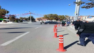 Trafikte yolun ortasında kalan otomobili kadın polis tek başına ittirerek çalıştırdı
