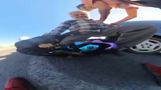 Trafikteki tartışmada kız arkadaşını darbeden sürücüyü takip edip dövdü