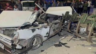 Traktör pulluğu çarptığı otomobili adeta parçaladı: 1 ağır yaralı