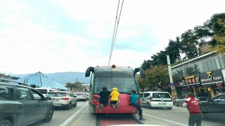 Tramvayın arkasına tutunup ölümle burun buruna geldiler