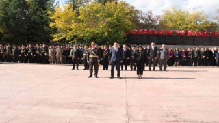 Tuncelide Cumhuriyet Bayramı kutlamaları çelenk sunma töreni ile başladı