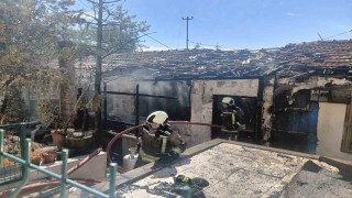 Tüp patlaması nedeniyle çıktığı iddia edilen yangın gecekonduyu kullanılamaz hale getirdi