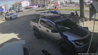 Tur minibüsü levhaya çarptı, temizlik işçisi saniyelerle ölümden döndü