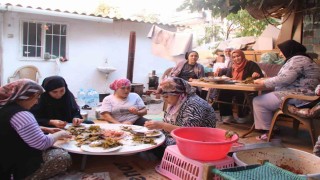 Turgutlulu kadınlar Gazzeye destek için sarma sarıyor