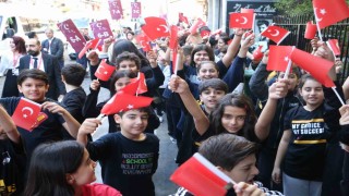 Türk bayrağını kapan sokağa çıktı, minik öğrenciler cumhuriyeti kutladı