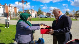 Türk bayrağını yere düşürmemek için gösterdiği duyarlılık yürekleri ısıttı