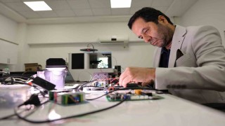 Türk profesörden milli yenilik: Işığı dalga boylarına ayıran cihaz dünya pazarında