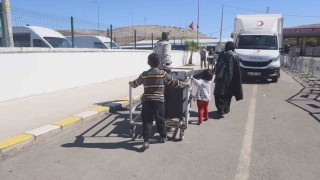 Türkiyede doğup büyüyen 9 yaşındaki Suriyeli çocuk, gözyaşları içerisinde Türkiye benim ikinci vatanım sözleriyle ülkesine döndü