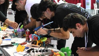 Türkiyenin en çirkin robotları sahneye çıktı