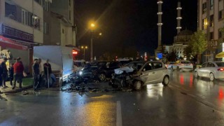 Üç araca vurup yoluna devam etti, karşı şeritte otomobille kafa kafaya çarpıştı: 1 yaralı