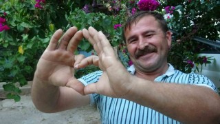 Uçağa valizleri yüklerken sempatik tavırlarıyla meşhur oldu, o anlar milyonlarca kez izlendi