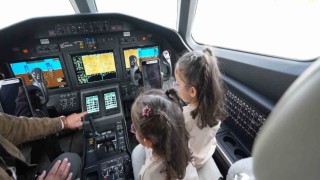 Uçak görünce mutlu olan Erva ve Zümra hayallerine kavuştu