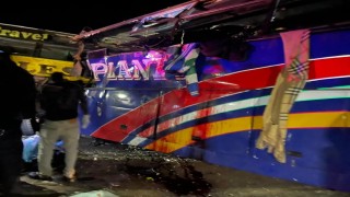 Ugandada iki otobüs kafa kafaya çarpıştı: En az 63 ölü