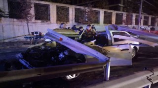 Ümraniyede kontrolünü kaybeden otomobil bariyere girdi: 1 ölü