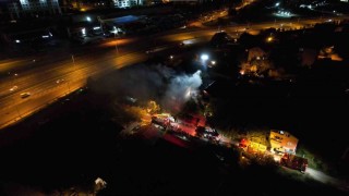 Ümraniyede korkutan çatı yangını