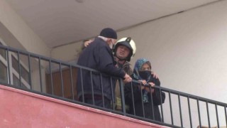 Ümraniyede korkutan yangın: Mahsur kalan iki yaşlı çift kurtarıldı