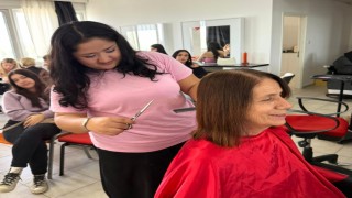 Üniversite öğrencilerinden kanserle mücadele eden kadınlara moral desteği