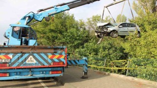 Üniversite öğrencilerinin bulunduğu otomobil bahçeye uçtu: 4 yaralı