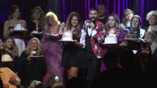 Ünlü sanatçı, sahnede 36 kişinin doğum gününü aynı anda kutladı