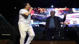 Ünlü şarkıcı Çelik, Amasya konserinde mahalle muhtarıyla sahnede oynadı