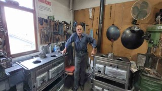 Unutulmaya yüz tutan meslek ustası. Yaptığı sobalarla içleri ısıtıyor