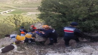 Uşakta dere yatağına düşen avcı yaralandı