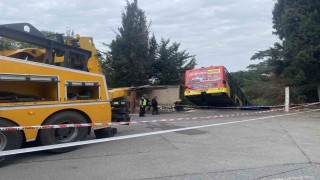 Üsküdarda el freni çekilmeyen İETT otobüsü sitenin duvarını yıktı