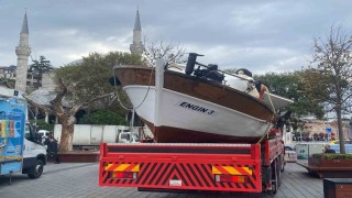 Üsküdarda yolcu motoru balıkçı teknesine çarptı