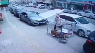 Üzerine uçan çatıya böyle feyk attı