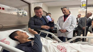 Vali Aydoğdu, hastanede tedavi gören üniversite öğrencisini yalnız bırakmadı