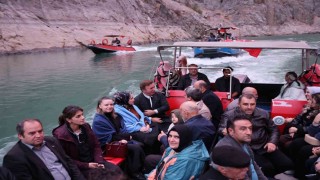 Vali Aydoğdu Kemaliyede esnafı ziyaret etti, Karanlık Kanyonda tekne turuna katıldı