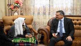 Vali Çiftçi 95 yaşındaki Şahteret nineyi evinde ziyaret etti