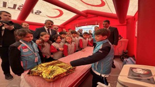 Vali öğrencilerle geleneksel oyunlar oynadı