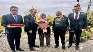 Vali Özkan ve beraberindekilerden şehit ailesine anlamlı ziyaret