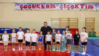 Vali Sözer, minik jimnastikçilerin heyecanına ortak oldu