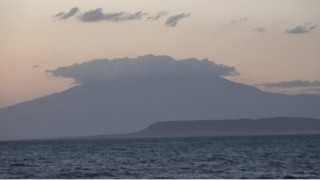 Van Gölü sahilinden görkemli anlar: 4 bin 58 rakımlı Süphan Dağının zirvesindeki bulutlar time-lapse ile görüntülendi