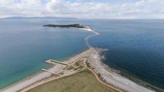 Van Gölünde su seviyesi düştü, Çarpanak Adasına giden antik yol ortaya çıktı