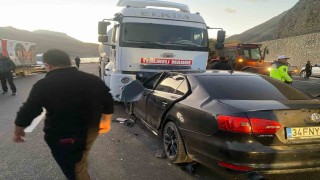 Van-Hakkari karayolunda otomobil tankerle çarpıştı: 3 ölü, 4 yaralı