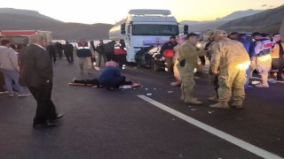 Van-Hakkari karayolunda otomobil tırla çarpıştı: 2 ölü, 5 yaralı