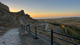 Van Kalesinin surlarına korkuluk yapıldı