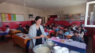 Vanda Çorba Günü etkinliği: Veliler pişiriyor, öğrenciler tadıyor