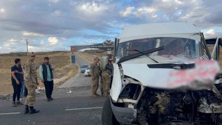 Vanda okul servisiyle tır çarpıştı: 15 yaralı