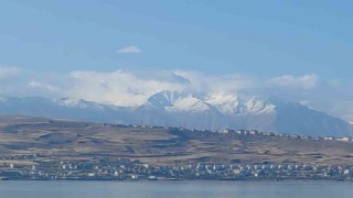 Vanı çevreleyen dağların zirvesi beyaza büründü