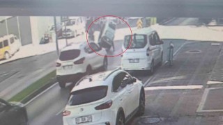 Virajı alamayan elektrikli bisiklet devrildi: 2 yaralı