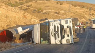 Virajı alamayan tır devrildi