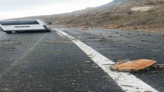 Yağış sonrası yola, taş ve kaya parçaları düştü